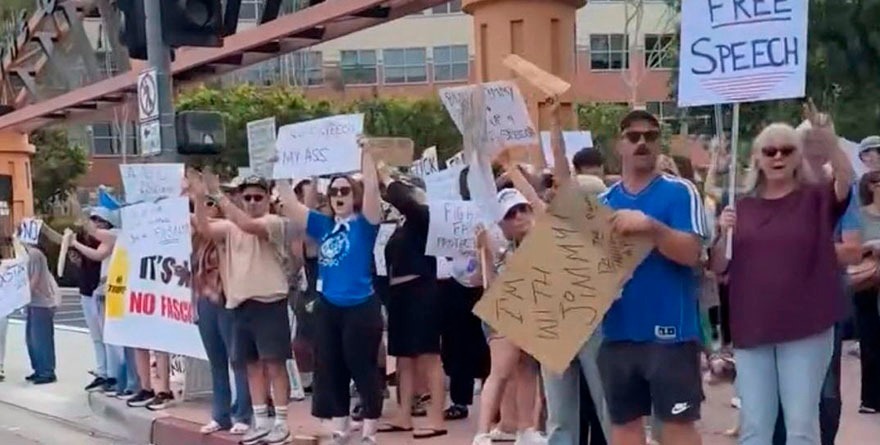 PROTESTAN GUIONISTAS Y ACTORES AFUERA DE DISNEY POR KIMMEL