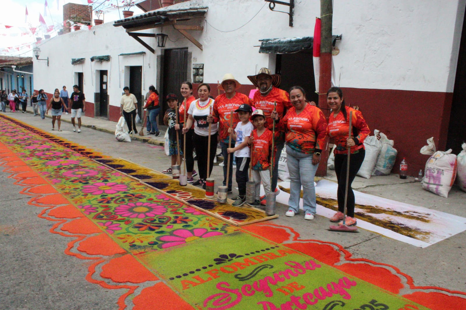 TRADICIONAL ELABORACIÓN DE TAPETES EN HONOR A SAN JERÓNIMO