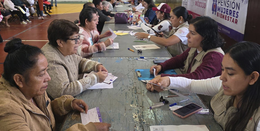 ENTREGAN TARJETAS DEL PROGRAMA MUJERES BIENESTAR EN COATEPEC