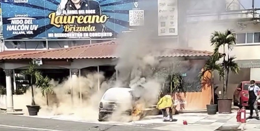 VEHÍCULO SE INCENDIA EN COATEPEC