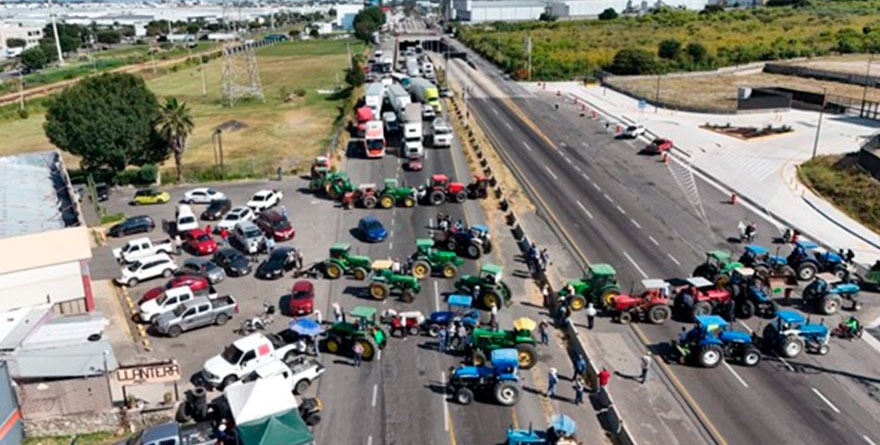 EXIGEN MÁS SUBSIDIO; DESQUICIAN CARRETERAS