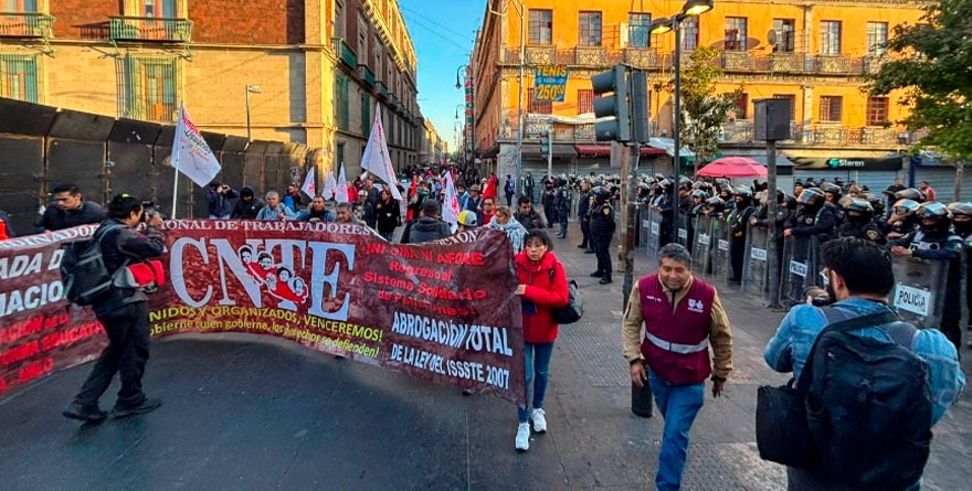SE CONCENTRA CNTE EN ZÓCALO PARA MANIFESTACIÓN EN PALACIO