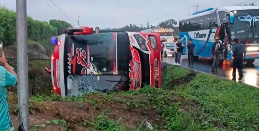 DEJA 13 MUERTOS LA CAÍDA DE UN AUTOBÚS A UN RÍO EN CAMBOYA