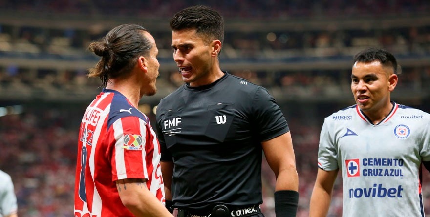 CHIVAS Y CRUZ AZUL EMPATAN SIN GOLES EN IDA DE CUARTOS 