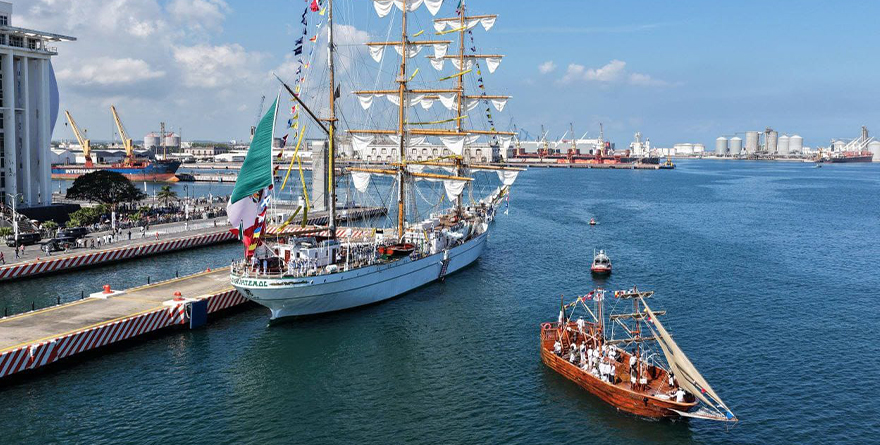 PRESIDENTA RECIBE AL CUAUHTÉMOC Y HONRAN A CADETES FALLECIDOS