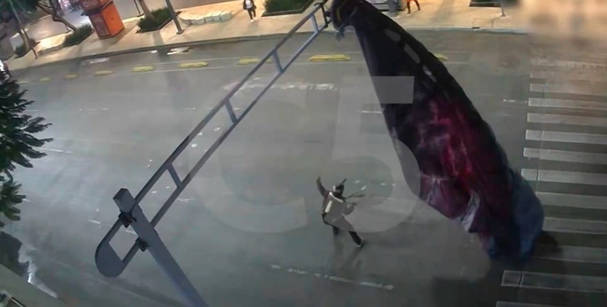 CAE PARACAIDISTA EN SEMÁFORO EN CDMX