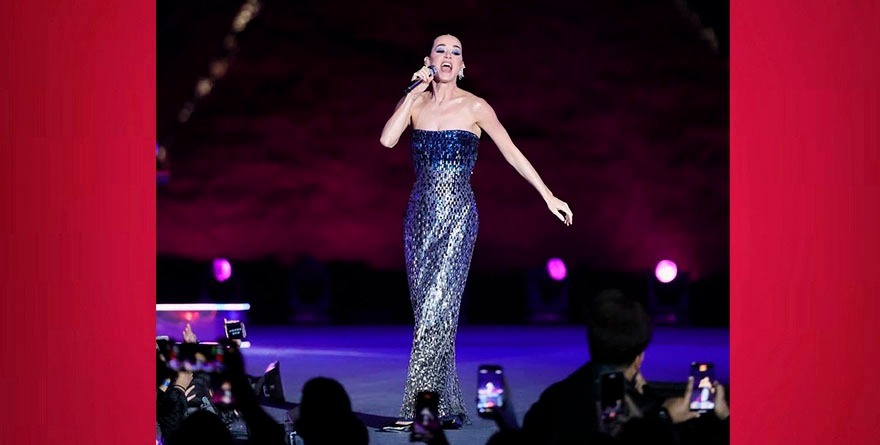 CANTA KATY PERRY FRENTE A LAS PIRÁMIDES DE GIZA