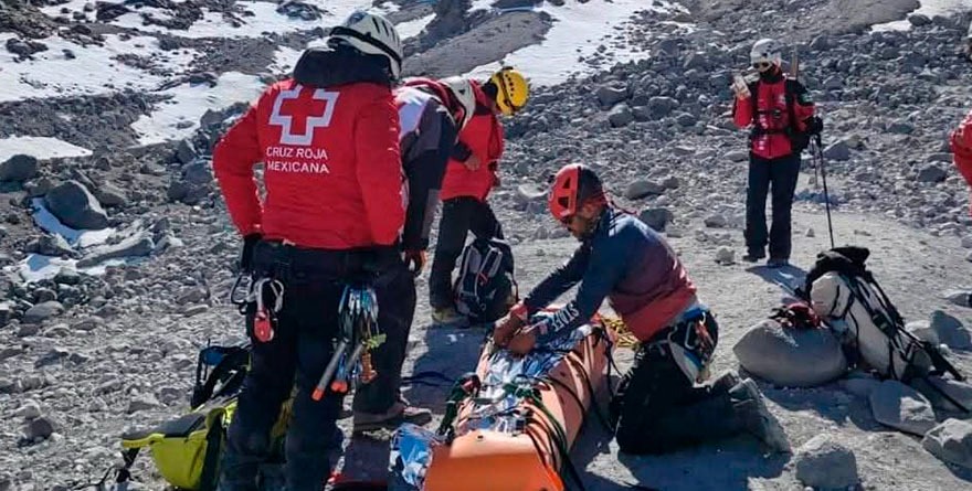 RESCATAN A EXTRAVIADOS EN EL PICO DE ORIZABA