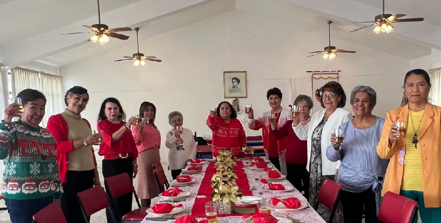 MESA REDONDA CERRÓ EL AÑO CON BRINDIS