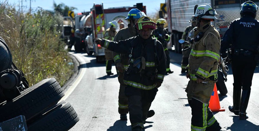 SE INCENDIA PIPA VOLCADA EN CARRETERA GDL-MORELIA
