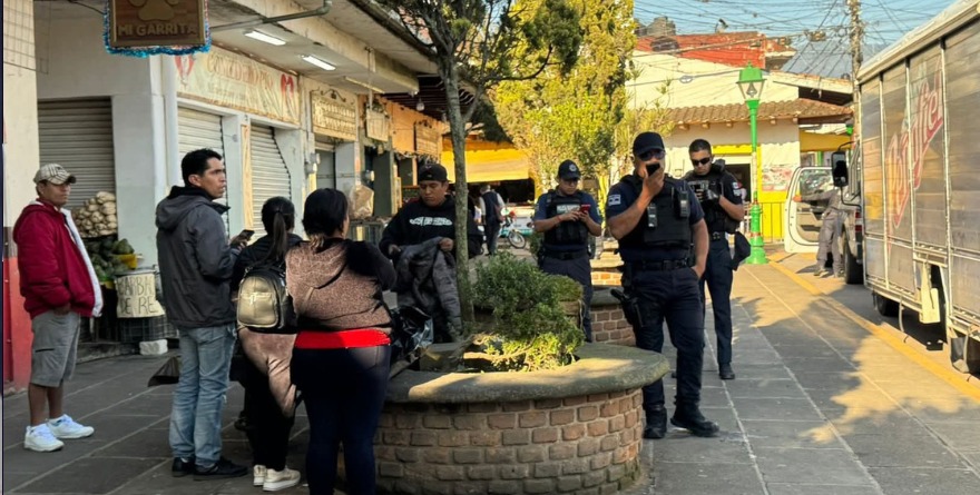 POLICÍA RETIRA A ANTORCHISTAS DEL MERCADO DE COATEPEC