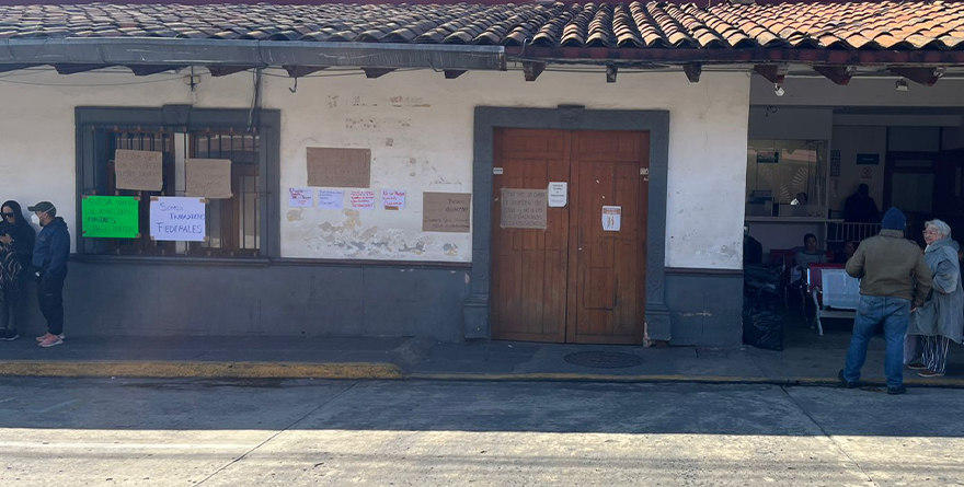 TRABAJADORES DEL HOSPITAL CIVIL EXIGEN PAGO ATRASADO