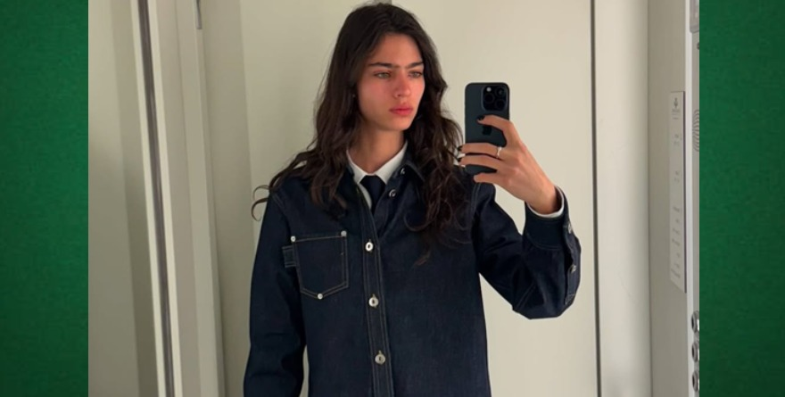 Rosalía y la modelo francesa de la mano en París