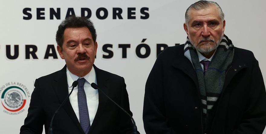 SALE ADÁN AUGUSTO ENTRE ESCÁNDALOS; CONSERVA EL FUERO