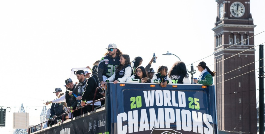 DESFILAN LOS CAMPEONES SEAHAWKS POR LAS CALLES DE SEATTLE