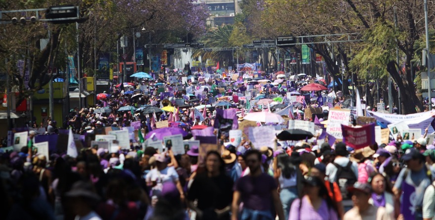 MARCHAN MILES EN OLA PÚRPURA POR LAS MUJERES