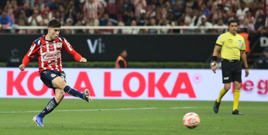 GOLEA CHIVAS 5-0 A LEÓN Y RECUPERA LIDERATO
