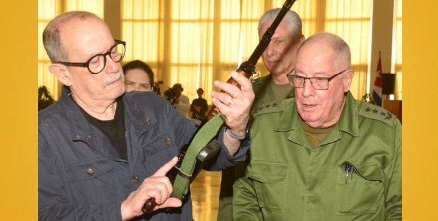 RECIBE SILVIO RODRÍGUEZ FUSIL DE COMBATE