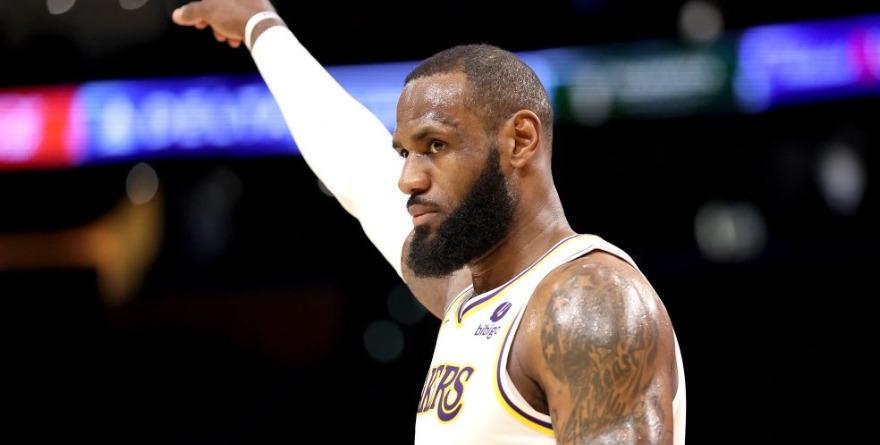 LEBRON JAMES ROMPE EL RÉCORD DE PARTIDOS EN LA NBA