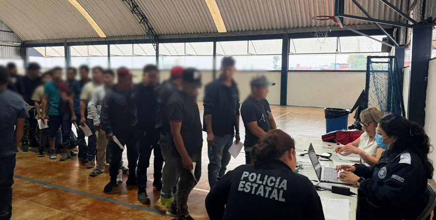 RESCATAN 229 MIGRANTES