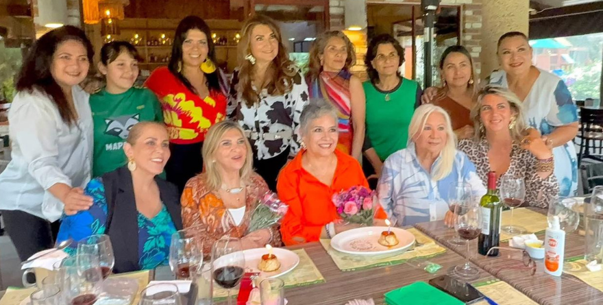 DOBLE FESTEJO LLENO DE ELEGANCIA Y AMISTAD