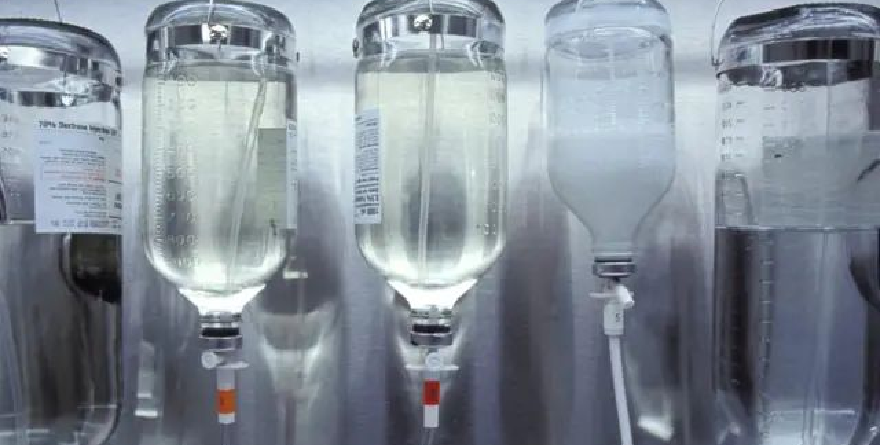 SOLUCIONES INTRAVENOSAS: BENEFICIOS MÉDICOS Y RIESGOS DEL USO SIN REGULACIÓN