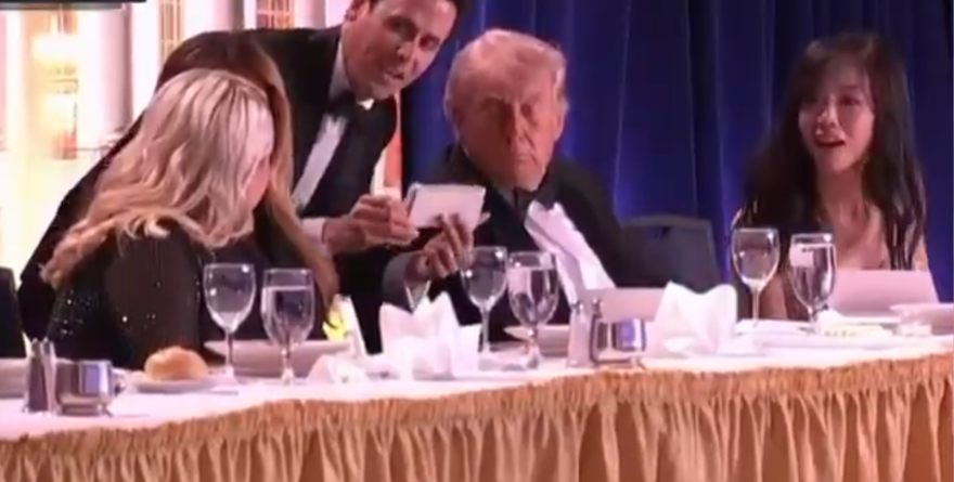 Evacuan a Trump de cena de corresponsales por atentado