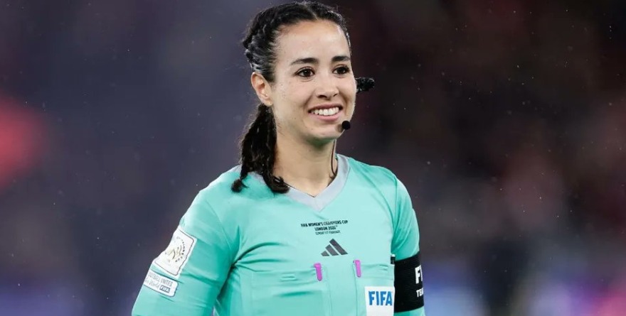 LA PRIMERA MEXICANA EN PITAR EN UN MUNDIAL