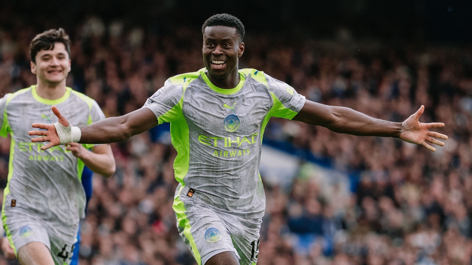 EL CITY SILENCIA STAMFORD BRIDGE Y ACECHA EL LIDERATO