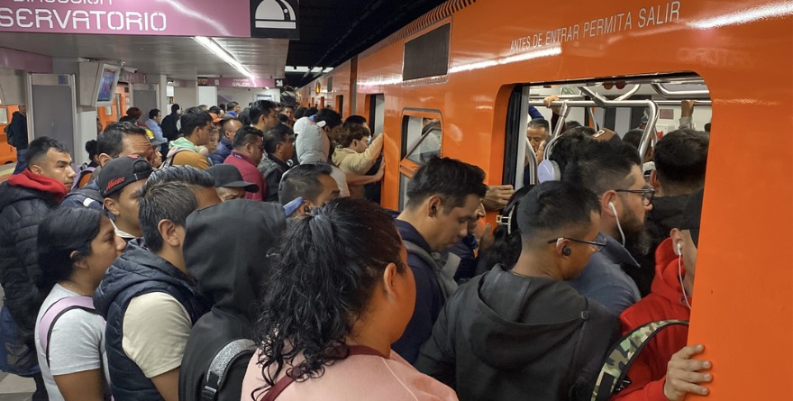VIVEN UN CALVARIO POR PARO EN METRO