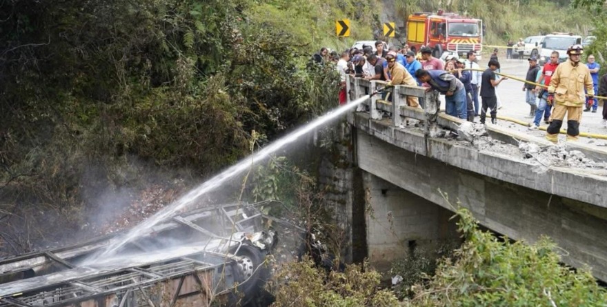 DEJA 11 MUERTOS Y 22 HERIDOS ACCIDENTE DE AUTOBÚS EN ECUADOR