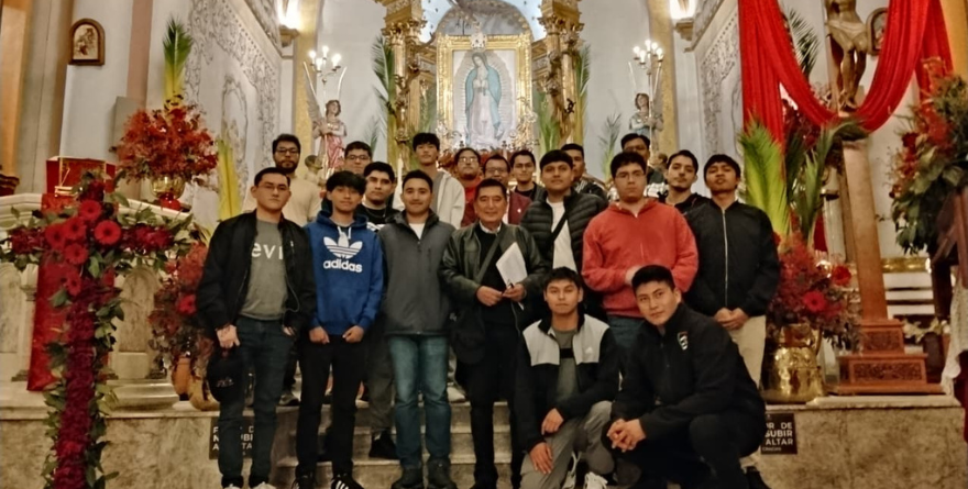 JÓVENES PARTICIPAN EN LA PROCESIÓN DEL SILENCIO