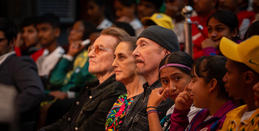 SHEINBAUM Y BONO LLAMAN A CONSTRUIR UN MUNDO DE PAZ