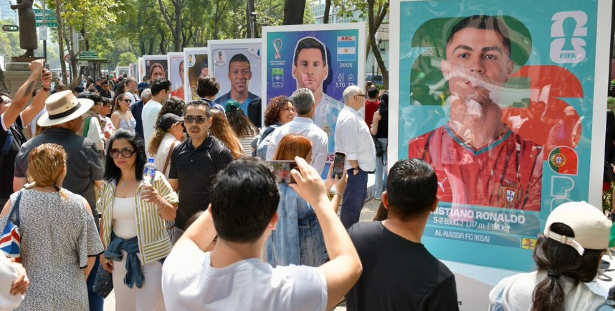 DEVELAN ESTAMPAS MUNDIALISTAS GIGANTES EN REFORMA