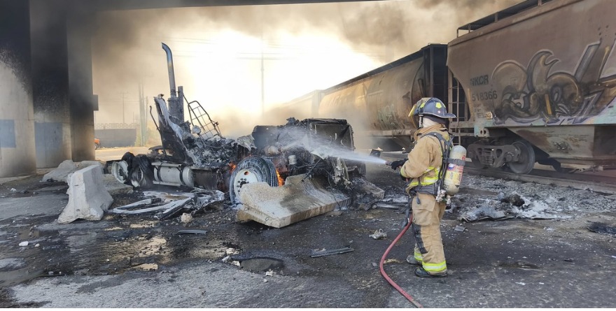 ARDE PIPA CON COMBUSTIBLE TRAS CHOQUE CON TREN EN QUERÉTARO