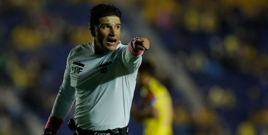 VA QUINTERO COMO CENTRAL EN EL CRUZ AZUL VS. CHIVAS