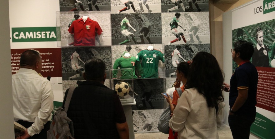 DEDICA VILLORO EXPOSICIÓN A LA AFICIÓN MUNDIALISTA