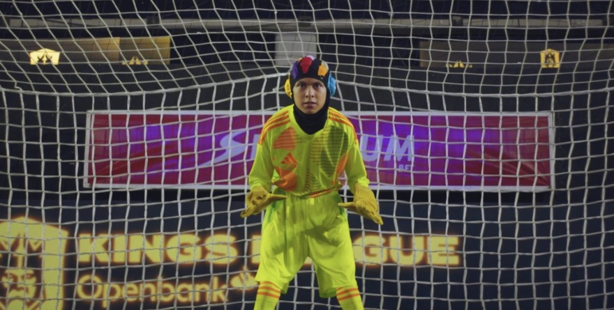 UN PORTERO MUY IMPROBABLE EN LA CANCHA DE CINES MEXICANO