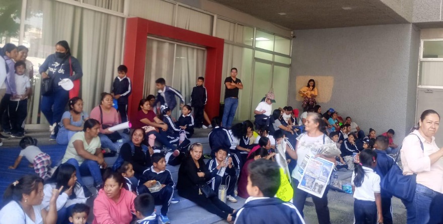 PRESIONAN CON CIERRE DE OFICINAS OBRA EN ESCUELA DE GUERRERO