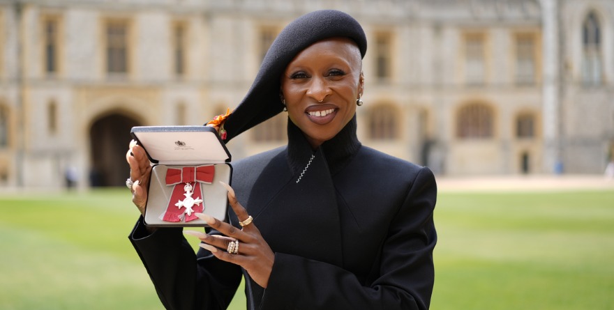 RECIBE CYNTHIA ERIVO HONOR DEL IMPERIO BRITÁNICO EN WINDSOR