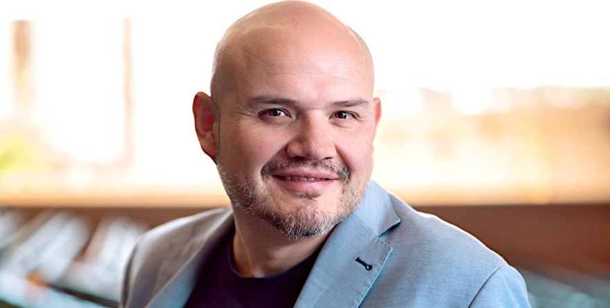 TENOR MEXICANO PASA DEL CANTO AL PODIO