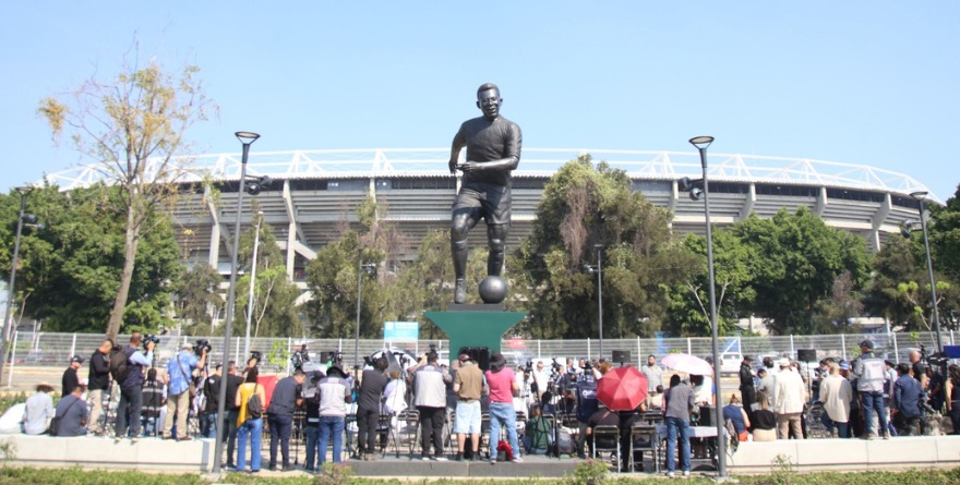 DEVELAN ESTATUA DE PELÉ EN EL ESTADIO JALISCO