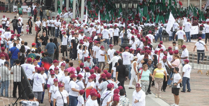 LLEGAN MILES PARA INFORME DE SHEINBAUM
