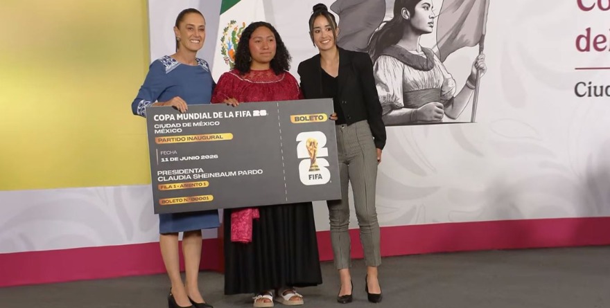 ENTREGA CSP BOLETO A MUJER QUE IRÁ AL MUNDIAL