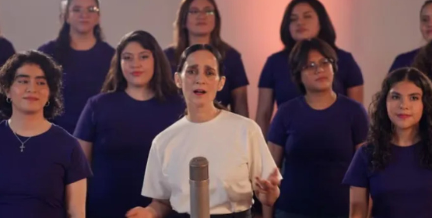 JULIETA VENEGAS LANZA CANCIÓN “LA NIÑA FUTBOLISTA”