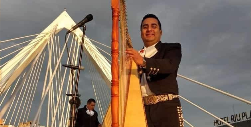 ARPISTA COATEPECANO GRABA CON PEPE AGUILAR