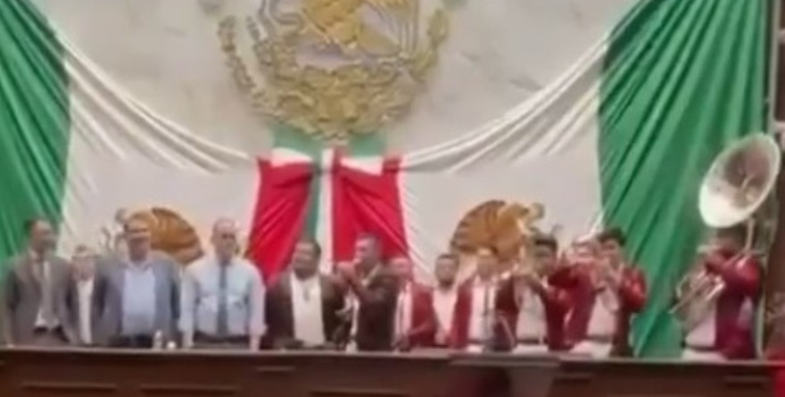 TOCA BANDA NARCOCORRIDO EN EL CONGRESO DE MICHOACÁN