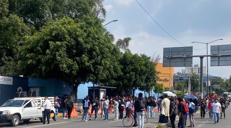 CIERRAN VIALIDADES PARA RECLAMAR RECURSOS