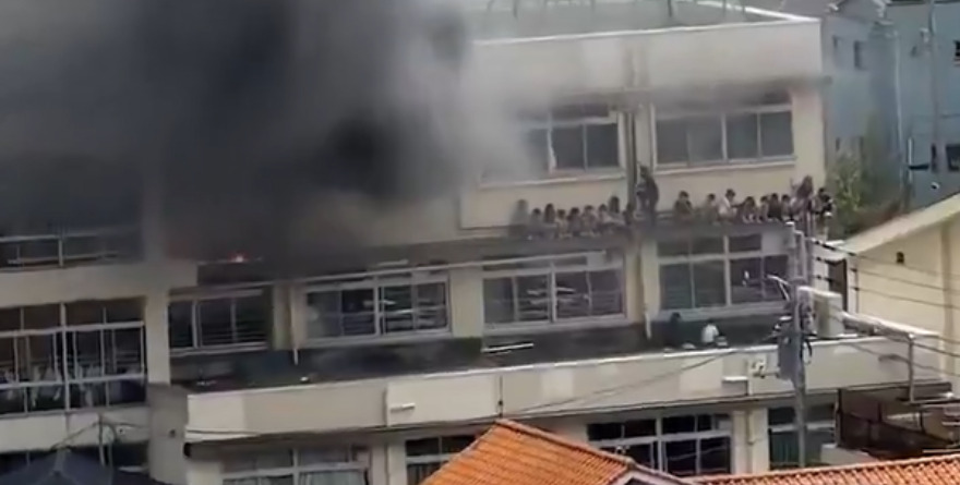 DEJA 10 HERIDOS EN UN INCENDIO EN UNA ESCUELA EN JAPÓN