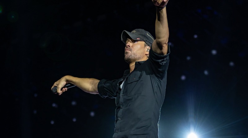 ENRIQUE IGLESIAS DEJA ENAMORADOS A REGIOS EN FAN FEST